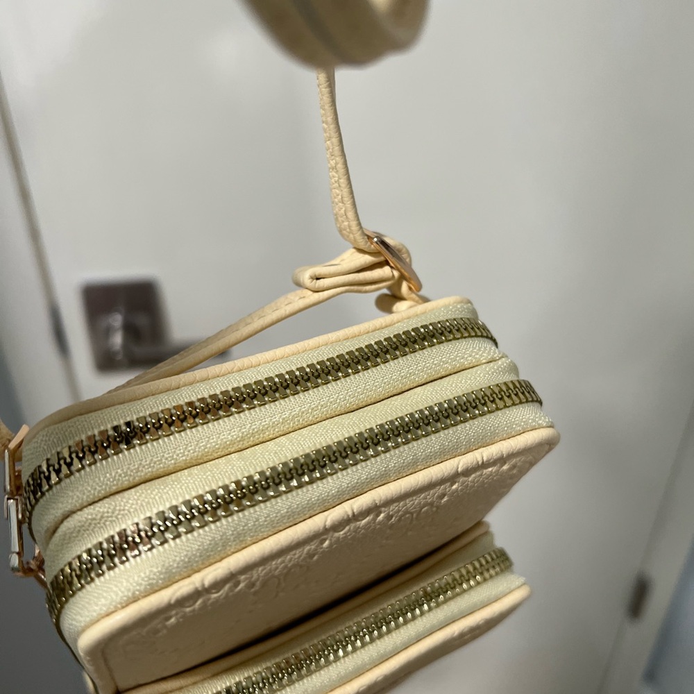 NWOT Elegant light yellow Crossbody Bag with Gold Accent - Picture 1 of 14